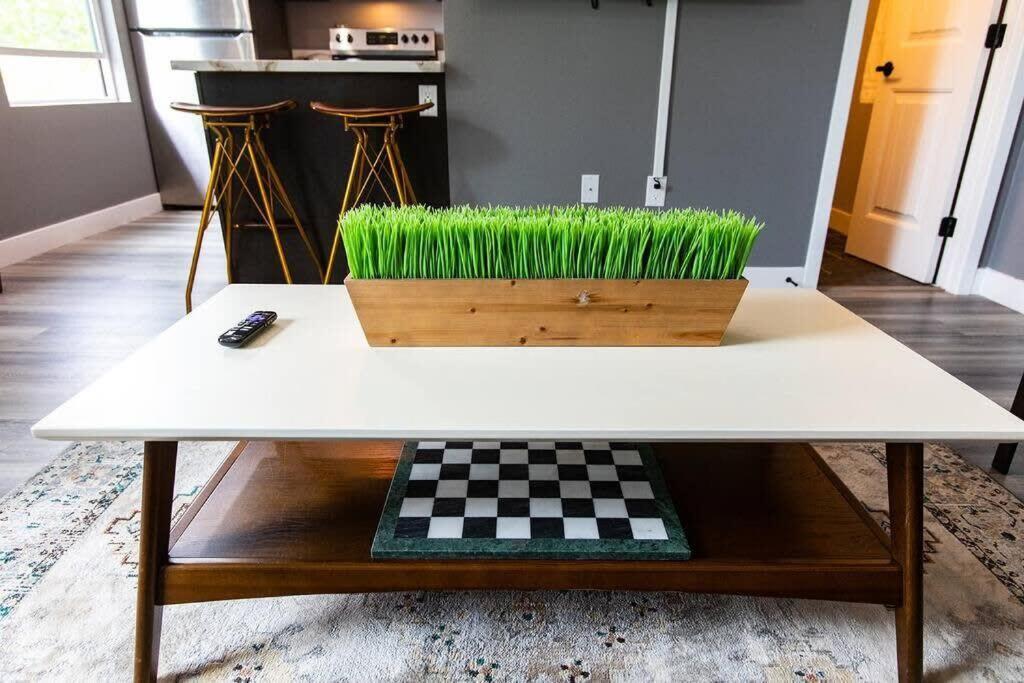 Professionals-restaurants-fast-wifi-a C-w D-pets * San Diego