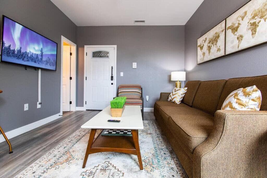 Professionals-restaurants-fast-wifi-a C-w D-pets San Diego